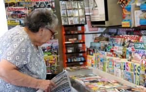 Una dona compra un diari en un quiosc de Barcelona. ACN