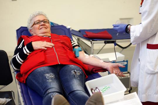 Una dona estirada en una llitera mentre dona sang aquest 13 de gener de 2018 durant la Marató de Donació de Sang. ACN