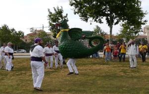 Una festa reivindicativa inaugura la nova plaça de l'1 d'octubre a Vilanova i la Geltrú