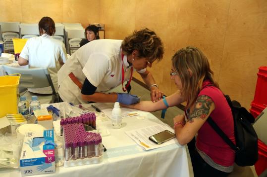 Una infermera extraient la mostra de sang a una de les donants aquest 12 d'abril del 2017 a Vilobí d'Onyar. ACN