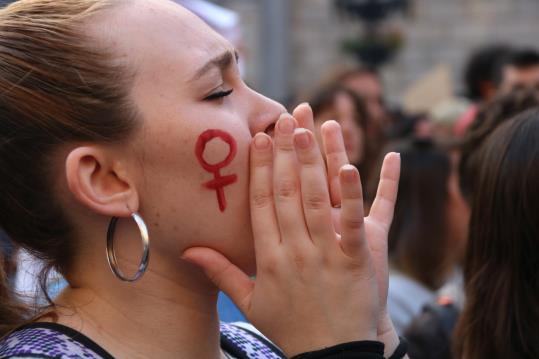 Una jove, amb les mans davant de la boca per cridar, en un pla curt a la manifestació de rebuig a la sentència de La Manada. ACN