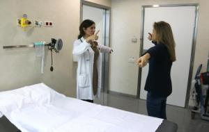 Una pacient fa exercicis de coordinació en una consulta de l'Institut Guttmann, l'1 de març de 2018. ACN
