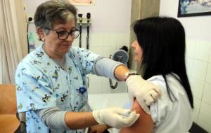 Una professional del CAP Bordeta-Magraners de Lleida vacunant-se de la grip al centre sanitari lleidatà. ACN