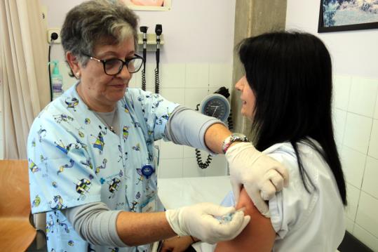 Una professional del CAP Bordeta-Magraners de Lleida vacunant-se de la grip al centre sanitari lleidatà. ACN