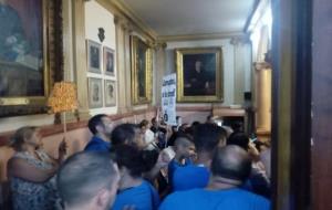 Una protesta contra la venda de pisos a un fons voltor obliga a suspendre el ple de Vilanova . CUP Vilanova