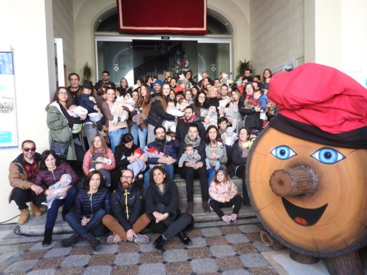 Una quarantena de nadons de Sitges celebren el seu primer Tió a la Casa de la Vila. Ajuntament de Sitges