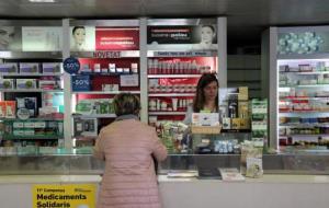 Una senyora compra en una farmàcia de Girona. Pla general de l'establiment del 10 de març del 2018. ACN