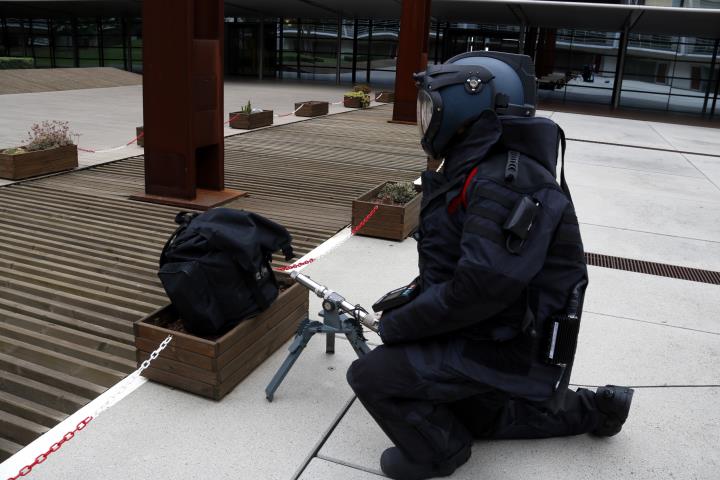 Una TEDAX, vestida amb l'equip de protecció, manipulant una motxilla en una demostració al Complex Egara dels Mossos d'Esquadra, el 7 de juny del 2017