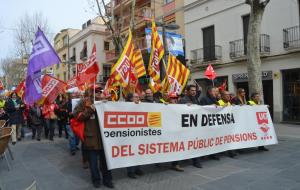 Unes 2.000 persones es manifesten a Vilanova per reclamar un augment de les pensions