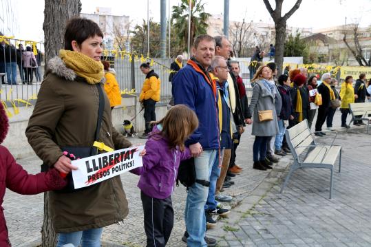 Unes 300 persones encerclen els jutjats de Vilanova i la Geltrú per exigir l'alliberament dels polítics. ACN