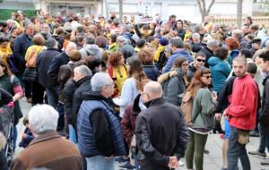 Unes 300 persones encerclen els jutjats de Vilanova i la Geltrú per exigir l'alliberament dels polítics