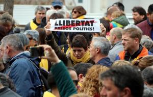 Unes 300 persones encerclen els jutjats de Vilanova i la Geltrú per exigir l'alliberament dels polítics