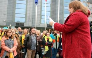 Unes 300 persones encerclen els jutjats de Vilanova i la Geltrú per exigir l'alliberament dels polítics