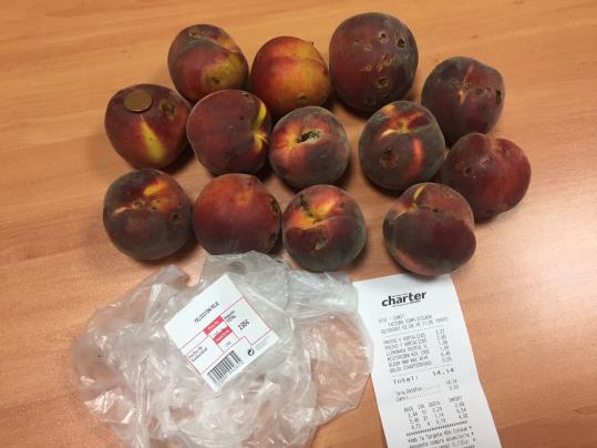 Unió de Pagesos denuncia Supermercats Charter de Cunit per vendre préssecs i nectarines malmeses per pedregades. Unió de Pagesos
