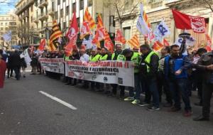 Uns 300 mossos i policies locals exigeixen la jubilació anticipada davant la delegació del govern espanyol a Barcelona. USPAC