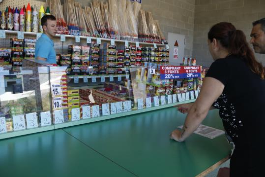 Uns clients comprant petards a una botiga de Riudellots de la Selva (Selva) aquest 19 de juny del 2018. ACN