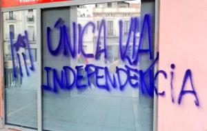 Uns desconeguts fan pintades independentistes a la seu del PSC a Vilanova i la Geltrú. PSC