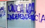 Uns desconeguts fan pintades independentistes a la seu del PSC a Vilanova i la Geltrú. PSC