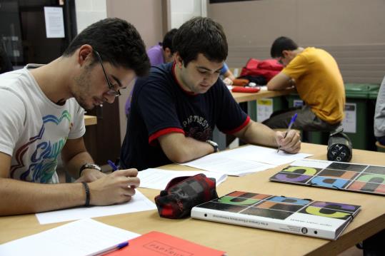 Uns estudiants de l'Escola Politècnica Superior d'Enginyeria de Vilanova i la Geltrú de la UPC treballant. ACN