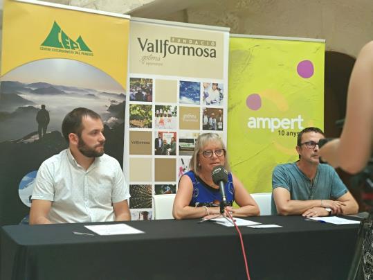 Vallformosa i el Centre Excursionista Penedès lliuren els 12.500 euros de la Caminada contra el càncer a Ampert. EIX