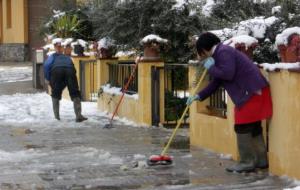 Veïns de La Granada, a l'Alt Penedès, esforçant-se en netejar la neu de davant de casa al febrer de 2015. ACN