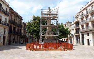 Vilafranca fa neteja i restauració del monument als Castellers. Ajuntament de Vilafranca