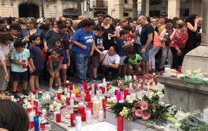 Vilanova crida en silenci contra l'assassinat de la Laia 