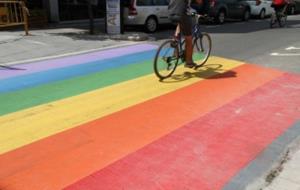 Vilanova reivindica l'orgull LGTBI amb una zona de vianants i bancs a la plaça de Cal Ganeta