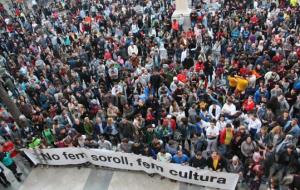 Vista aèria de la plaça de la Vila de Vilanova i la Geltrú en la concentració 'No fem Soroll. Fem Cultura' contra la sentència del TSJC . ACN