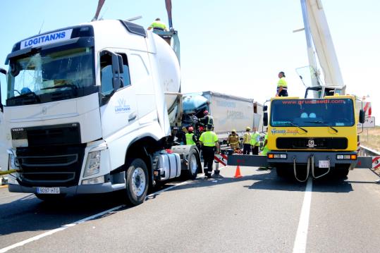 Vista general dels bombers i equips d'emergències treballant en el rescat del cost de la víctima mortal de l'accident de la N-340 a Vinaròs. ACN