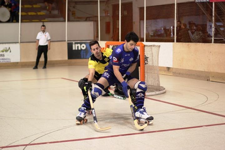 Xavi Aragonès controlant una bola davant un defensor del Mataró. Dídac Berlanga