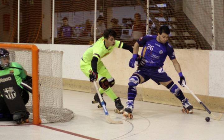 Xavi Aragonès intenta superar un defensor per darrera la poreteria del Barça. Dídac Berlanga