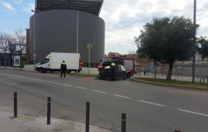 Xoc entre un turisme i un camió davant de la caserna de la Guàrdia Civil de Vilanova