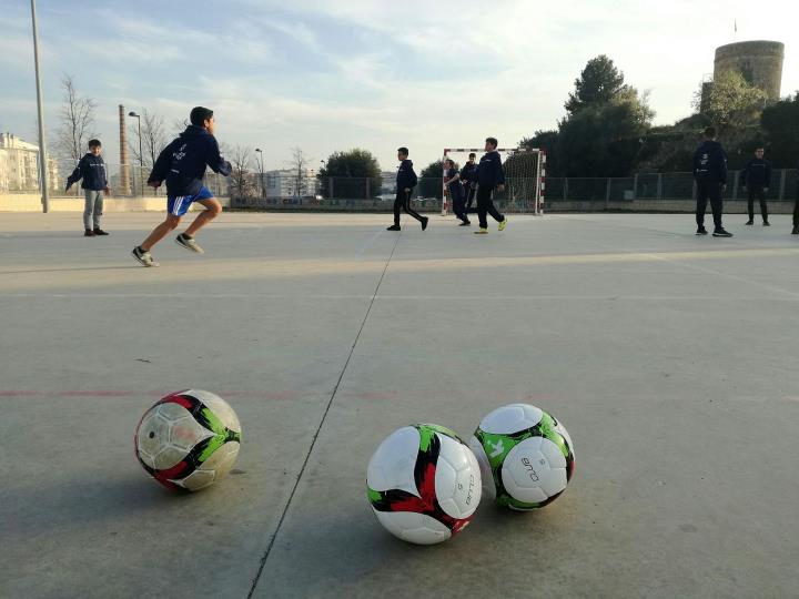 18 infants i joves d'entre 10 i 18 anys del Vendrell participen en dues sessions setmanals de FutbolNet. Ajuntament del Vendrell