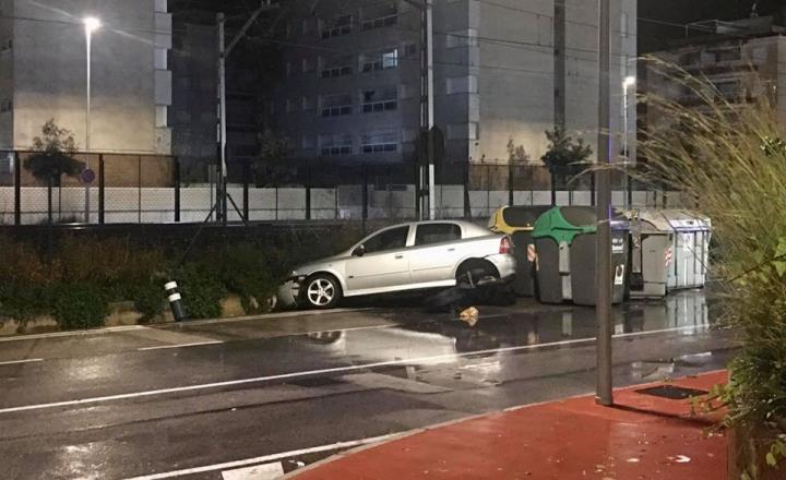 A Calafell, un vehicle ha quedat danyat per un accident causat per una tapa de claveguera aixecada. Ajuntament de Calafell