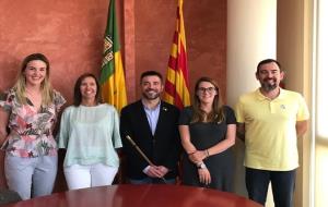 A la foto, d’esquerra a dreta, Aida Alcaide (VIT), M. Teresa Mateu (VIT), Manuel Raventós (Alcalde - ERC), Anna M. Perona (ERC) i Sergi Urbano (ERC). 