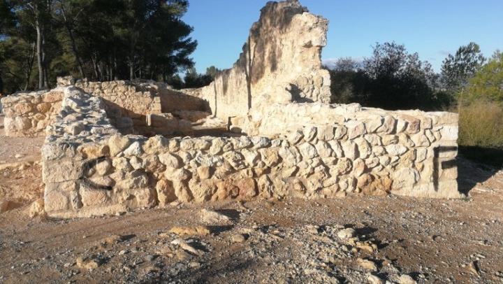 A l'església de Santa Maria, al Pla dels Albats, van aparèixer pintades. Ajuntament d'Olèrdola