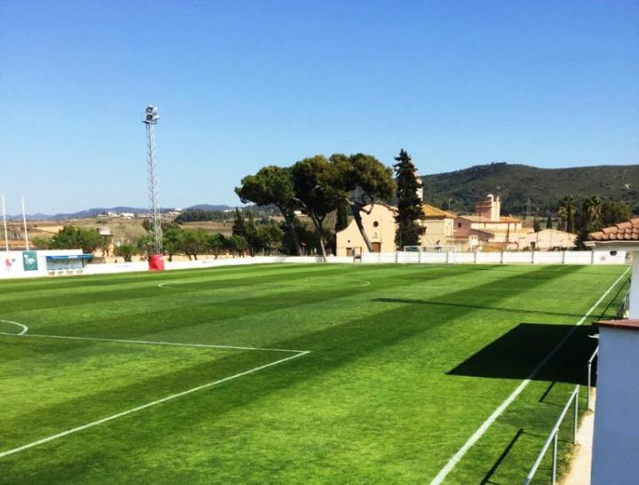 Acord entre el Bisbat i l’Ajuntament d’Olèrdola per la compra dels terrenys del camp de futbol de Sant Pere Molanta . Ajuntament d'Olèrdola