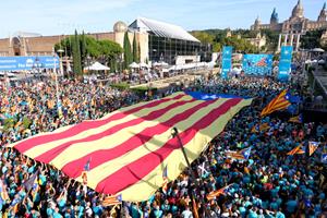 Acte final de la manifestació de la Diada a Plaça d'Espanya organitzat per l'ANC amb una estelada gegant desplegada, l'11 de setembre del 2019. ACN