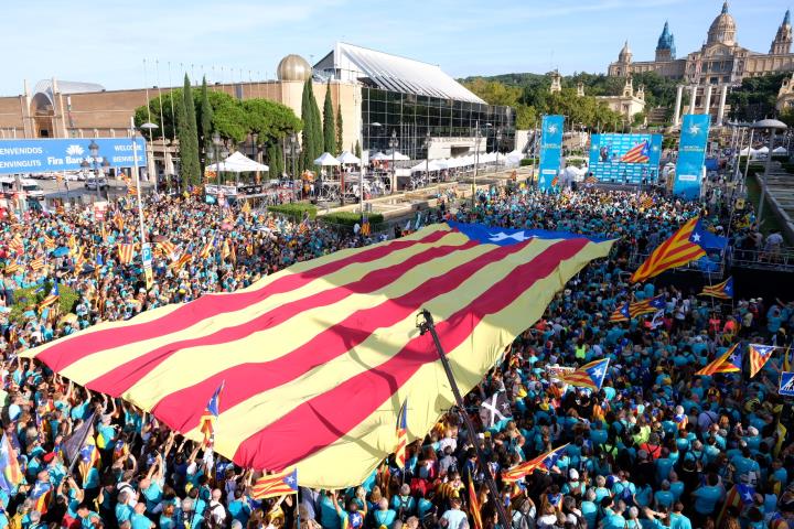Acte final de la manifestació de la Diada a Plaça d'Espanya organitzat per l'ANC amb una estelada gegant desplegada, l'11 de setembre del 2019. ACN
