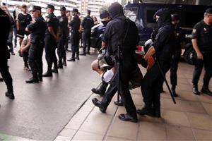 Agents de policia treuen un dels participants del Pícnic per la República de l'estació de Sants, el 13 d'octubre del 2019. ACN