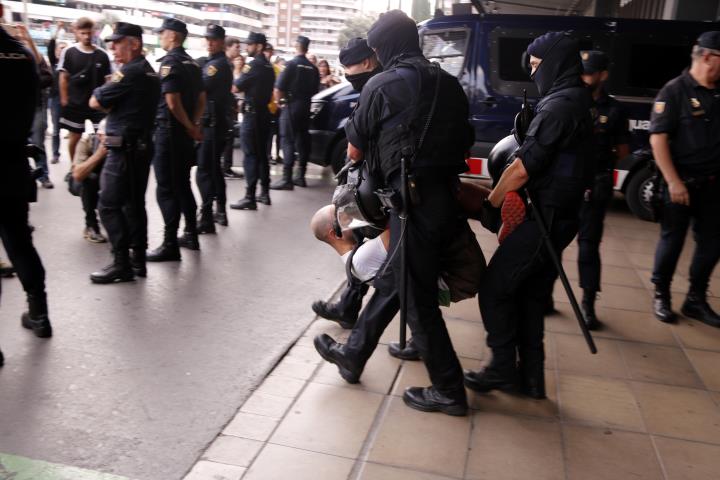 Agents de policia treuen un dels participants del Pícnic per la República de l'estació de Sants, el 13 d'octubre del 2019. ACN