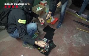 Agents dels Mossos d'Esquadra durant les tasques que han portat a la desarticulació d'un grup criminal especialitzat en els robatoris en empreses. Mos