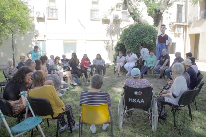 Alumnes de l’Escola Pia, voluntaris amb els avis de l’Hospital de Sant Antoni Abat. Sant Antoni Abat