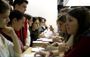 Alumnes i estudiants demanant informació sobre els estudis universitaris. ACN / Gemma Fontané