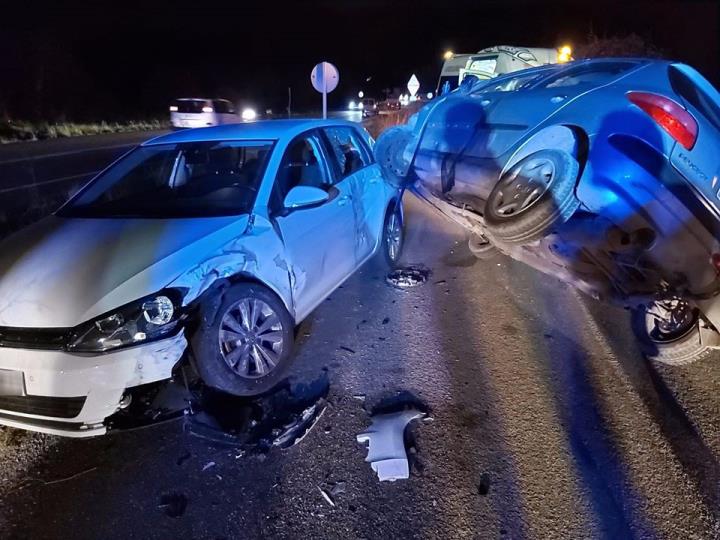 Aparatós accident de trànsit a l'antic camí de Vilanova, a Calafell. Ajuntament de Calafell