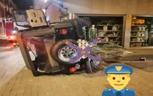 Aparatós accident de trànsit al centre de Vilanova. Policia local de Vilanova