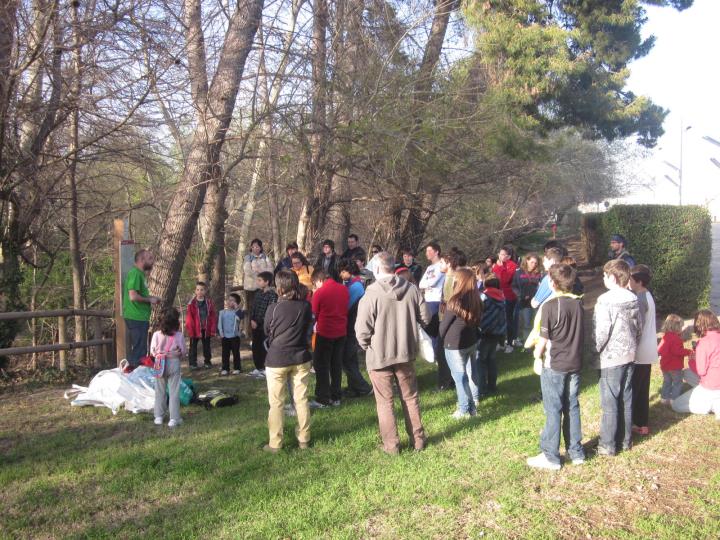 Arriba la campanya Adéu plàstics! a la riera de Llitrà en el marc de l’activitat Rius amb vida al Penedès. Ajuntament de Vilafranca