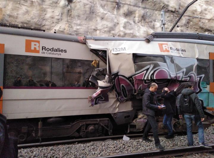 Aspecte de dos vagons de tren després que els combois hagin xocat a Castellgalí el 8 de febrer del 2019. Cedida per @lusberth