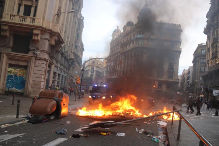 Barricades de foc a Via Laietana durant les protestes del 18-O. ACN